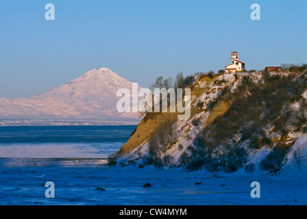 Leuchtturm auf einer Klippe, Mount Redoubt, Cook Inlet, Alaska, USA Stockfoto