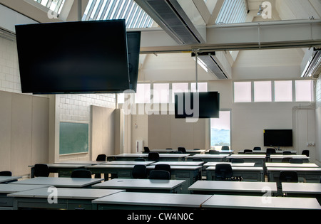 Moderne Klassenzimmer mit Flachbild-TVs und viel natürliches Licht Stockfoto