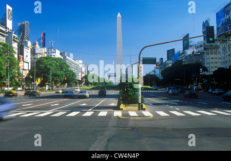 Avenida 9 de Julio, der breitesten Straße der Welt, und El Obelisco, der Obelisk, Buenos Aires, Argentinien Stockfoto
