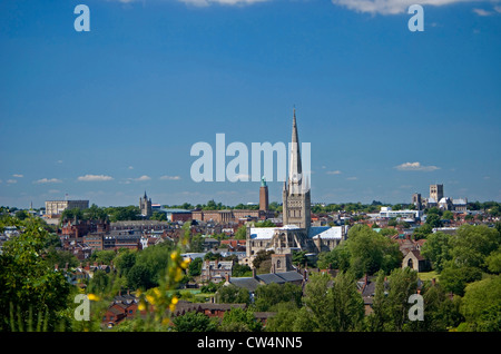 Die Skyline der Stadt Norwich Sehenswürdigkeiten; Kathedralen, Schloss und Rathaus mit dem Uhrturm. Stockfoto