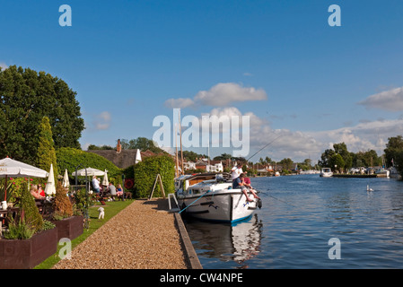 Die malerischen Staithe zu einem beliebten Bestandteil der Norfolk Broads in Norfolk, neben dem Fluss Bure Horning. Stockfoto