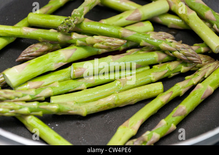 Spargelstangen in einer Pfanne erhitzen. Stockfoto