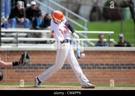 Baseball kommt der Ball vom Schläger ab folgenden Kontakt durch den Teig bei einem High School Spiel. USA. Stockfoto