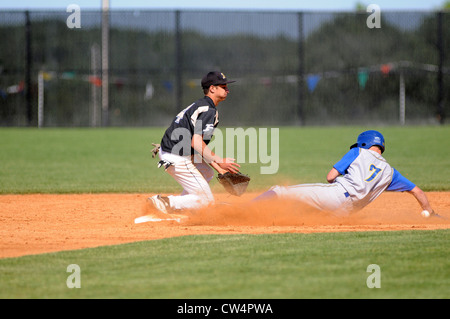 Baseball Base Runner kommt an die zweite Basis nach einem fehlgeschlagenen pflücken Sie spielen in der ersten. USA. Stockfoto