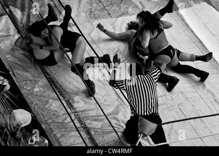 Lucha Libre Wrestlerinnen festzunageln ihre Rivalen während eines Kampfes im lokalen Arena in Mexico City, Mexiko. Stockfoto