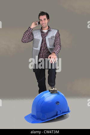 Generator auf riesigen Helm Fuß ruht Stockfoto