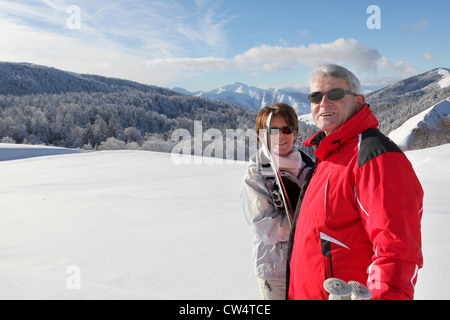 Paar Langlaufen Stockfoto