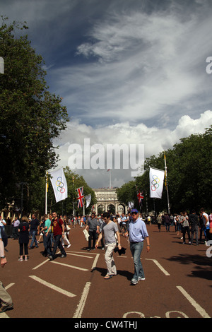 Die Olympische Flagge als Teil der Spiele in London 2012 mit Admiralty arch im Hintergrund. Stockfoto