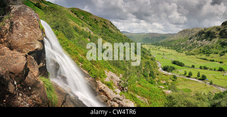 Saure Milch Gill, Seathwaite und Borrowdale Panorama im Sommer im englischen Lake District Stockfoto