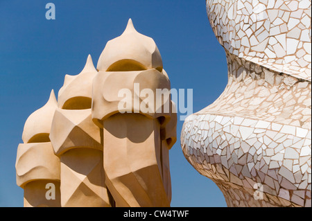 Skulpturale Schornsteine auf dem Dach der Casa Mila, La Pedrera, von Antoni Gaudi, gebaut zwischen 1905 und 1911, Barcelona, Spanien Stockfoto