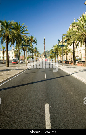 Statue von Christopher Columbus mit Blick auf die Fahrbahn am Passeig de Colom, neben Uferpromenade von Port Vell, Barcelona, Spanien Stockfoto