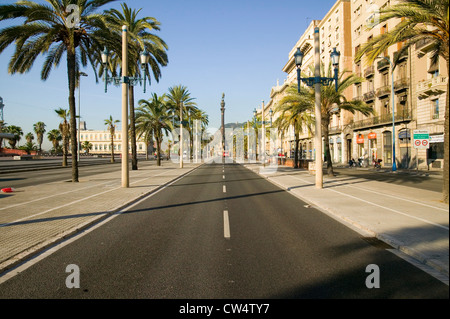 Statue von Christopher Columbus mit Blick auf die Fahrbahn am Passeig de Colom, neben Uferpromenade von Port Vell, Barcelona, Spanien Stockfoto