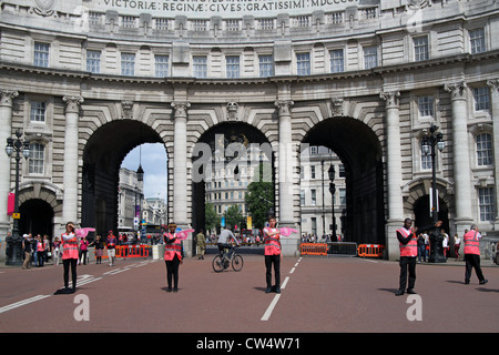 London 2012 Spiele Macher Führung der Öffentlichkeit am Admiralty Arch in der Nähe der Mall und dem Trafalgar Square in London. Stockfoto