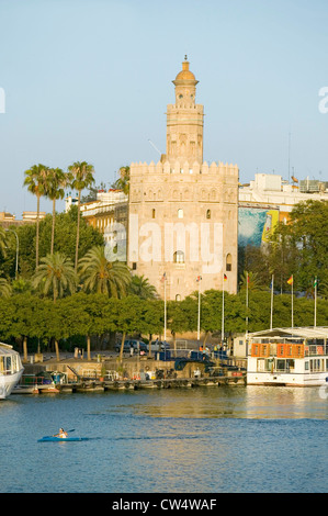 Blick von der achteckige Turm Torre del Oro macht goldenen Reflexion am Canal de Alfonso von Rio Guadalquivir Fluss Sevilla Spanien Stockfoto