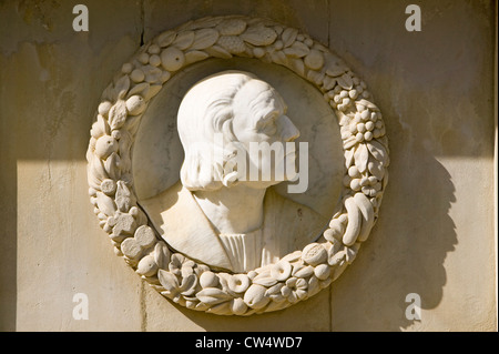 Kolumbus-Denkmal - war Monumento Colón eine ovale Skulptur und Porträt Christopher Columbus entdecken New World Sevilla Spanien Stockfoto