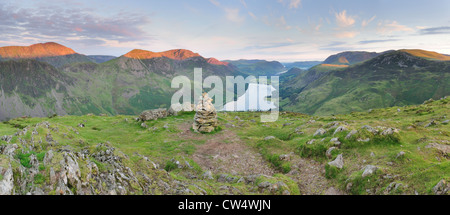 Englischen Lake District Felltop Panorama. Sonnenaufgang über Buttermere vom Gipfel des Fleetwith Pike an einem Sommermorgen Stockfoto