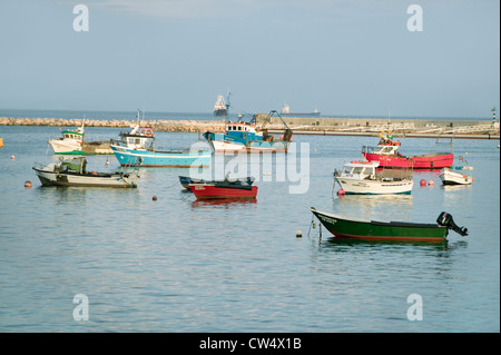 Bunte Boote bei Sonnenuntergang in Cascais, die beliebte Hafenstadt nördlich von Lissabon/Lisboa Portugal Stockfoto