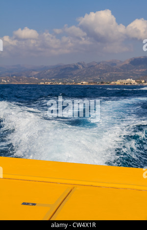 Ein Boot fahren von der kretischen Küste entfernt Stockfoto