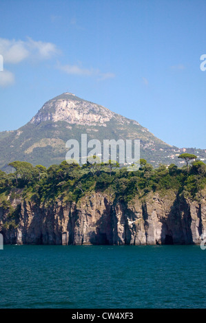 Blick vom Wasser Stadt Capri eine italienische Insel an der Sorrentinischen Halbinsel auf Südseite Golf von Neapel in der Region Kampanien Provinz Stockfoto