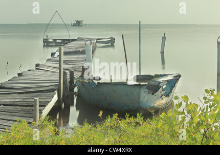 Tag mit Dock zu beruhigen und Boot in Ruinen auf Karibik auf Caye Caulker, Belize Stockfoto