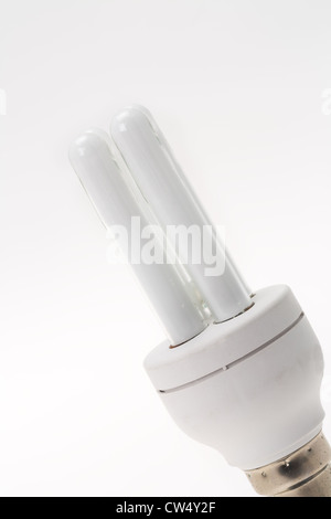 Eine moderne energiesparende Glühbirne - Studio gedreht mit einem weißen Hintergrund in Nahaufnahme Stockfoto