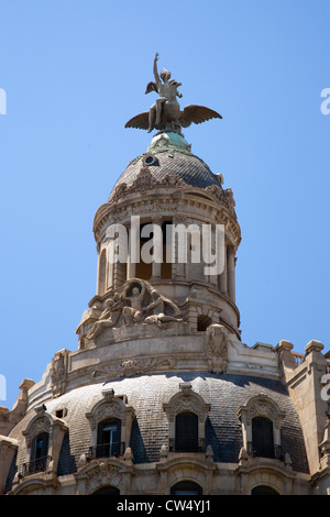 Detail des Gebäudes Kuppel und Skulptur an der Passeig de Gràcia Street im Eixample Viertel, Barcelona, Spanien, Europa Stockfoto