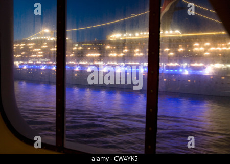 Kreuzfahrtschiff mit Lichtern auf Abfahrt Hafen von Civitavecchia, Italien, der Hafen von Rom Stockfoto