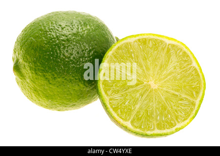 Frische Limetten-Studio gedreht auf weißem Hintergrund Stockfoto