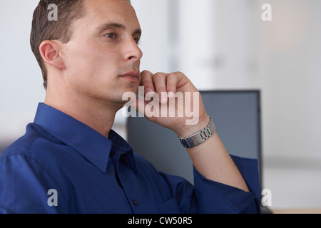 Seitenansicht eines Geschäftsmannes, sitzen in einem Büro Stockfoto