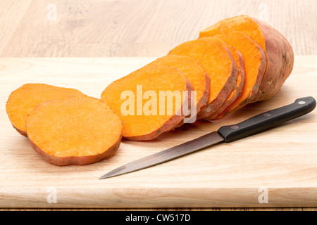 In Scheiben geschnittene Süßkartoffel - Studio gedreht Stockfoto