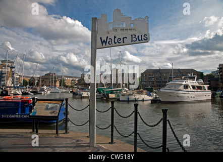 Wasserbus anmelden Limehouse Marina des Flusses Lee (über den Limehouse-Schnitt), die Regents Canal und die Themse und verbindet. Stockfoto