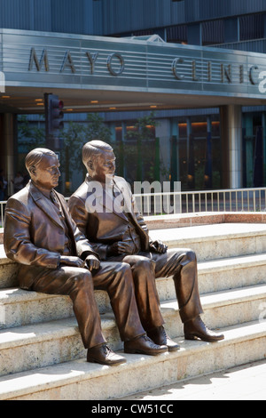 Skulptur von Mayo Brüder, Willen und Charley, Gründer der Mayo Clinic, Rochester, Minnesota, USA Stockfoto