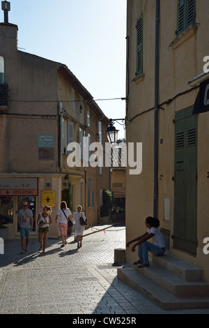 Gepflasterte Straße in Old Town, Saint-Tropez, Côte d ' Azur, Departement Var, Provence-Alpes-Côte d ' Azur, Frankreich Stockfoto