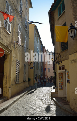 Gepflasterte Straße in Old Town, Saint-Tropez, Côte d ' Azur, Departement Var, Provence-Alpes-Côte d ' Azur, Frankreich Stockfoto