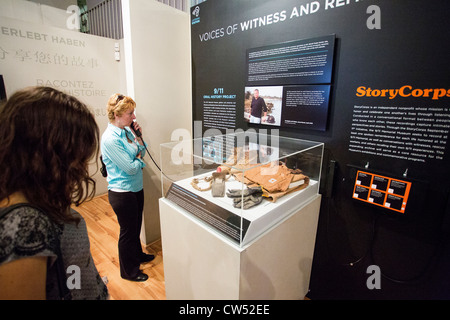 Frau hören auf die Stimme des Zeugnisses der Terror-Angriff - 9/11 Memorial Museum - Mundgeschichte Projekt Stockfoto