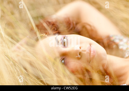 Schöne Frau, die Verlegung in Rasen Stockfoto