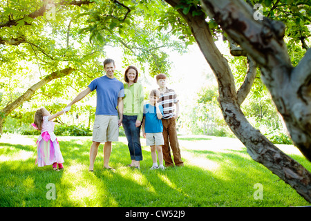 Glückliche Familie mit Baum-Kinder im Garten Stockfoto