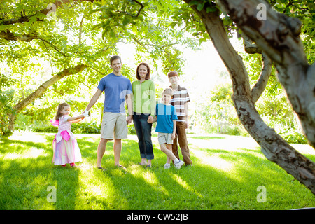 Glückliche Familie mit Baum-Kinder im Garten Stockfoto