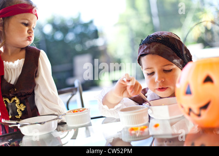 Jungen und Mädchen spielen, Trick Or Treat und Eis essen Stockfoto