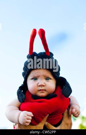 Nahaufnahme eines Babys als Marienkäfer für Halloween verkleidet Stockfoto