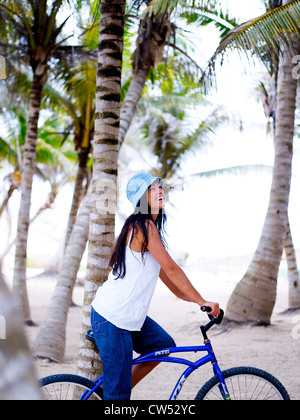 Mexiko, Tulum, Quintana Roo junge Frau Reiten Fahrrad am Strand Stockfoto