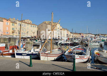 Bunte Fischerboote im Hafen von Saint-Tropez, Saint-Tropez, Côte d ' Azur, Departement Var, Provence-Alpes-Côte d ' Azur, Frankreich Stockfoto