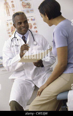 Männlichen Arzt im Gespräch mit einer Patientin Stockfoto