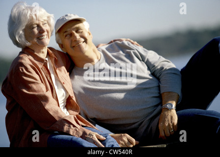 Älteres paar beisammen sitzen Stockfoto