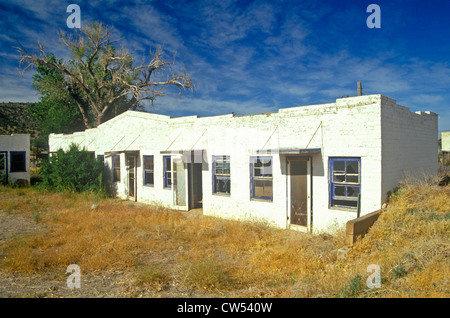 Langen, niedrigen verlassenen Motel mit Unkraut auf der Route 66, AZ Stockfoto