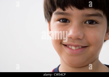 Bildnis eines Knaben lächelnd Stockfoto