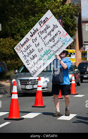 Ein begeisterter Mitt Romney Unterstützer mit einem Schild bei einer Kundgebung in Manassas, Virginia. Stockfoto