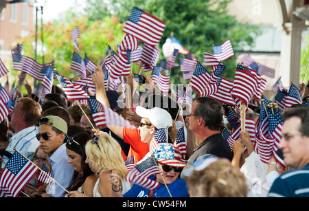 eine große Menschenmenge enthusiastisch Mitt Romney Fans bei einer winkenden Zeichen und uns Fahnen Rallye in Manassas, Virginia. Stockfoto