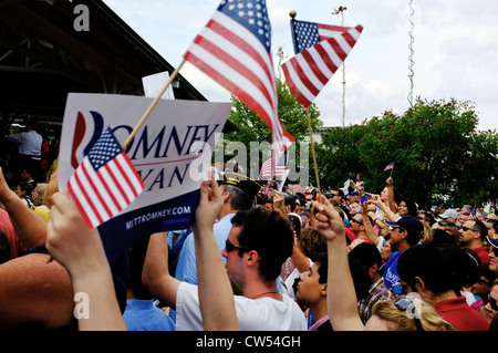 Eine große Schar von begeisterten Mitt Romney Anhänger winken Zeichen und USA Flaggen auf einer Kundgebung in Manassas, Virginia Stockfoto