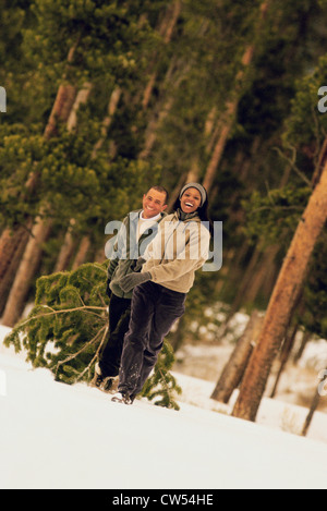 Junge Paare, die im Schnee Stockfoto